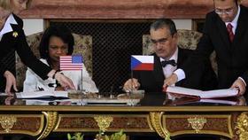Condoleezza Rice y el ministro checo de Exteriores firmaron el acuerdo para la construcción de la estación de radares en República Checa. Praga, julio de 2008. (XINHUA/CETEKA)