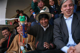 El presidente de Bolivia Evo Morales, junto al vicepresidente García Linera, en el carnaval de la localidad de Oruro, el 21 de febrero. (AP)