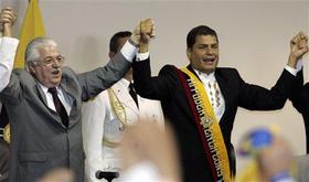 Rafael Correa (dcha.) y Fernando Cordero, titular de la Asamblea, celebran la aprobación de la nueva Constitución, el 25 de julio. (AP)
