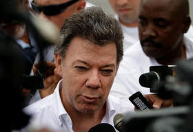 El presidente Juan Manuel Santos habla con la prensa en Miami