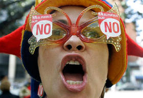 Una estudiante venezolana, en una manifestación contra la reforma constitucional, el 23 de enero de 2009. (AP) Una estudiante venezolana, en una manifestación contra la reforma constitucional, el 23 de enero de 2009. (AP)