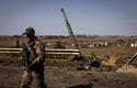 Un soldado ucraniano junto a un tanque ruso destruido