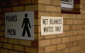 Avisos indicando que la entrada es solo para hombres blancos, durante la política de apartheid en Sudáfrica