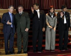 Los presidentes de Colombia, Álvaro Uribe; Brasil, Luiz Inacio Lula da Silva; Ecuador, Rafael Correa; Argentina, Cristina Fernández, y Bolivia, Evo Morales. Cumbre de Unasur. Bariloche, Argentina, 28 de agosto de 2009. (REUTERS)