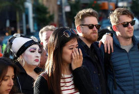 Una multitud asiste a una vigilia en San Francisco (Estados Unidos) en recuerdo a las víctimas del tiroteo en una discoteca gay en Orlando