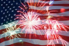 Bandera estadounidense y fuegos artificiales en la celebración del 4 de Julio