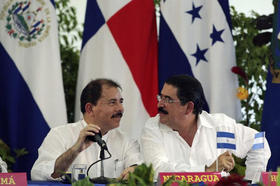 Daniel Ortega y Manuel Zelaya, durante una cumbre en Managua. (REUTERS)