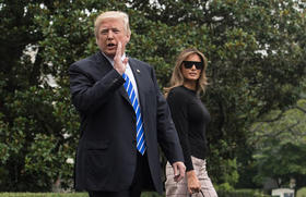 El presidente de los Estados Unidos, Donald Trump, responde a una pregunta de la prensa cuando él y su esposa Melania salen de la Casa Blanca en Washington, DC, el 5 de julio de 2017, rumbo a Polonia y Alemania