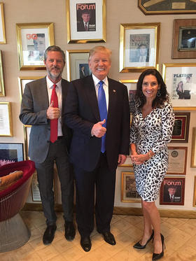 Trump junto a Jerry Falwell Jr. y su esposa Becki, en la Trump Tower de Nueva York