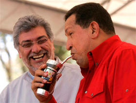 Los presidentes Fernando Lugo y Hugo Chávez, en San Pedro, Paraguay, 16 de agosto de 2008. (AP)
