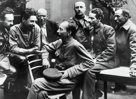 Félix Dzerzhinski, rodeado por miembros de la Checa