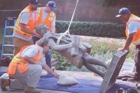 Imagen difundida por el concejal Mitch O’Farrell del momento en que retiran la estatua de Cristobal Colón en Los Ángeles