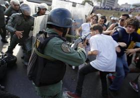 Reprimen a estudiantes que protestan en Venezuela