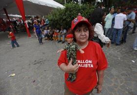 Una simpatizante de Hugo Chávez con un muñeco que representa al mandatario venezolano, en esta foto de archivo