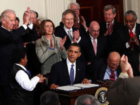 El presidente Barack Obama firma la ley que brinda un seguro de salud para todos los estadounidenses, en esta foto de archivo