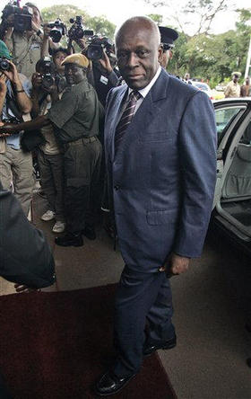El presidente de Angola José Eduardo dos Santos, en Lusaka, Zambia, el 12 de abril de 2008. (AP)