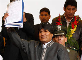Evo Morales muestra la nueva Ley Electoral, en un acto con seguidores, el 14 de abril en La Paz. (AP)