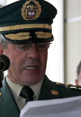 El general Mario Montoya, ex jefe del Ejército, anuncia su dimisión en Bogotá, el 4 de noviembre de 2008. (AP)