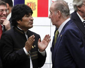 El presidente de Bolivia, Evo Morales (i) conversa con el rey Juan Carlos de España (d), el sábado 29 de octubre de 2011, durante la XXI Cumbre Iberoamericana de Presidentes y Jefes de Gobierno que se desarrolló en Asunción (Paraguay)