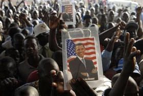 Celebración en la ciudad de Kisumu, en Kenia, tras la victoria de Obama.