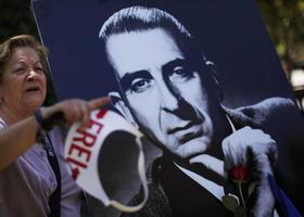 Una simpatizante del fallecido ex presidente chileno Eduardo Frei Montalva. Una simpatizante del fallecido ex presidente chileno Eduardo Frei Montalva