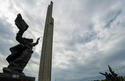 Letonia derriba monumento de la era soviética