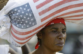Mujer con comida donada por la USAID. Mujer con comida donada por la USAID