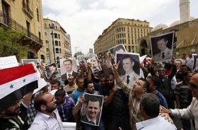 Sirios partidarios del presidente Bashar Assad se manifiestan para mostrarle su apoyo frente a la mezquita Al Omari de Beirut