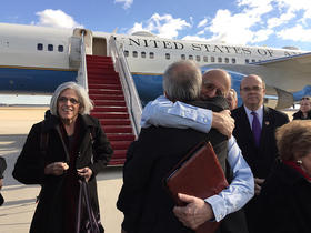 Alan Gross, acompañado de su esposa, pisa suelo estadounidense el 17 de diciembre tras varios años de encierro en Cuba