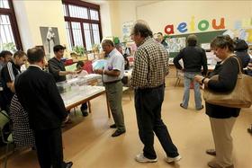Los primeros votantes se disponen a emitir su sufragio para las elecciones autonómicas y municipales del domingo