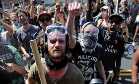 Miembros de Antifa protestan en Charlottesville durante el fin de semana pasado