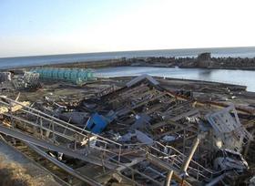 Foto tomada el 11 de abril facilitada por la compañía Tokyo Electric Power (TEPCO), que muestra los daños causados por el tsunami en el reactor número 1 en la central nuclear de Fukushima