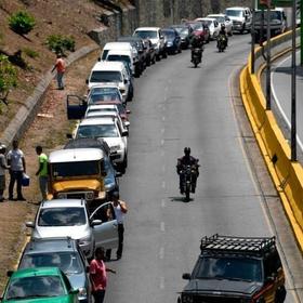 Las largas filas para obtener combustible en Venezuela