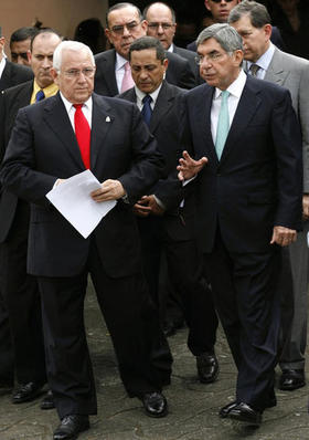 Roberto Micheletti y Óscar Arias, el jueves 9 de julio en San José. (REUTERS)