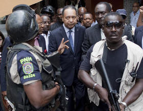 El ex dictador Jean-Claude Duvalier es escoltado por miembros de la policía haitiana fuera del hotel donde se alojaba en Puerto Príncipe. El ex dictador Jean-Claude Duvalier es escoltado por miembros de la policía haitiana fuera del hotel donde se alojaba en Puerto Príncipe