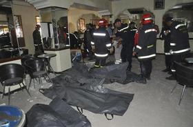 Efectivos de los cuerpos de rescate se preparan para sacar los cuerpos de las víctimas del atentado registrado en el café Argana de la plaza Yemá el Fna de Marrakech, Marruecos