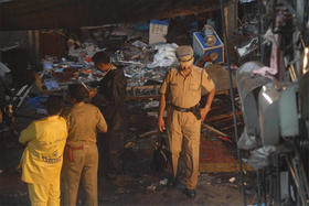 Policías investigan en el Bazar Zaveri, el jueves 14 de julio de 2011, lugar de una de las tres explosiones ocurridas el miércoles