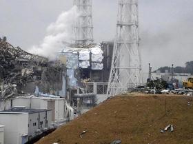 Fotografía muestra los importantes destrozos de los reactores 3 (i) y 4 (d) de la central nuclear de Fukushima