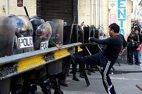 Un manifestante patea una barrera policial en La Paz, Bolivia