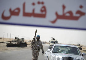 Un soldado rebelde libio guarda su posición en un punto de control, en la localidad de Ajdabiya (Libia), en esta foto de archivo