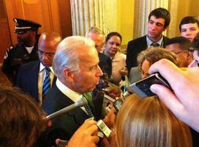 El vicepresidente estadounidense Joe Biden habla ante la prensa tras el voto del acuerdo sobre la deuda para elevar el techo de endeudamiento este lunes 1 de agosto de 2011, en la sede del capitolio en Washington (EEUU)