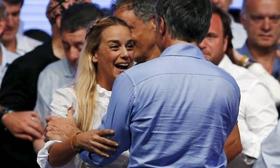 La esposa del opositor venezolano Leopoldo López celebró el triunfo de Macri junto con el candidato en la noche del domingo
