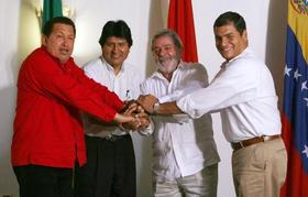 Los mandatarios latinoamericanos Hugo Chávez (Venezuela, ya fallecido), Luis Inácio Lula da Silva (Brasil), Evo Morales (Bolívia) y Rafael Correa (Ecuador), en esta foto de archivo de 2008, en Manaos, Brasil