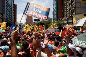 Miles de seguidores acompañan a Capriles en su postulación