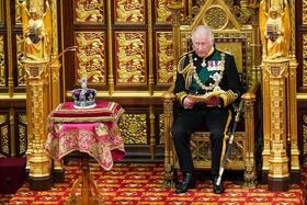 Como heredero al trono, el entonces Príncipe Carlos fue desempeñando cada vez más los deberes de la Reina. Aquí se dirige al parlamento británico para leer el discurso de la soberana en la sesión inaugural