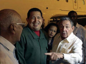 El presidente Raúl Castro (d) recibe al mandatario venezolano, Hugo Chávez (c), en La Habana, en la madrugada del miércoles 8 de junio de 2011. (EFE)