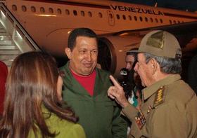 Hugo Chávez y Raúl Castro se saludan, a la llegada del mandatario venezolano a La Habana.