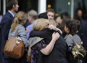 Dos trabajadores del periódico “News of The World” se abrazan tras conocerse que cerraba el diario en Wapping, Londres, el 7 de julio de 2011