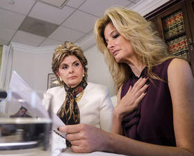 Summer Zervos (der.) lee una declaración durante una conferencia de prensa en Los Ángeles, el 14 de octubre de 2016