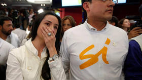 Participantes en el plebiscito colombiano observan los resultados de la votación